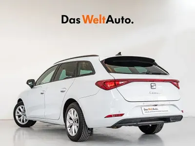 Usado Seat Leon Style 130 CV (95 kW) 2021 Blanco Familiar