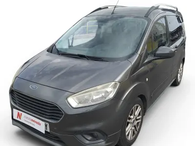 Usado Ford Tourneo Courier Titanium 101 CV (74 kW) 2019 Gris Monovolumen