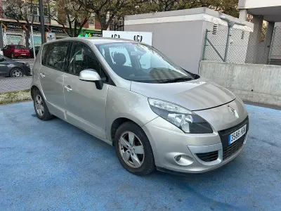 Käytetty Renault Scénic III Dynamique 110 HP (80 kW) 2011 Peessi Tila-auto