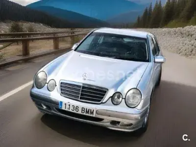 Usado Mercedes E270 Elegance 170 CV (125 kW) 2001 Gris / plata Berlina