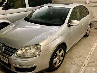 Usado VW Jetta Trendline 102 CV (75 kW) 2008 Gris / plata Berlina