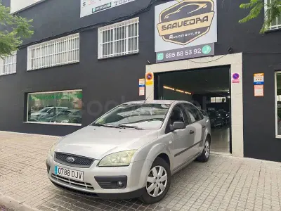 Usado Ford Focus Trend 100 CV (73 kW) 2006 Gris / plata Berlina