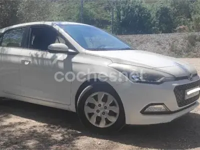 Usado Hyundai i20 84 CV (61 kW) 2016 Blanco Berlina