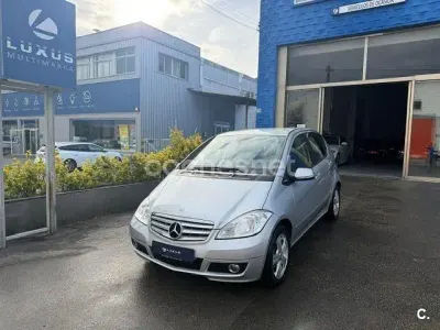 Usado Mercedes A180 Avantgarde 109 CV (80 kW) 2011 Gris / plata Utilitario