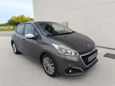 Usado Peugeot 208 Signature Sky 82 CV (60 kW) 2019 Azul Utilitario
