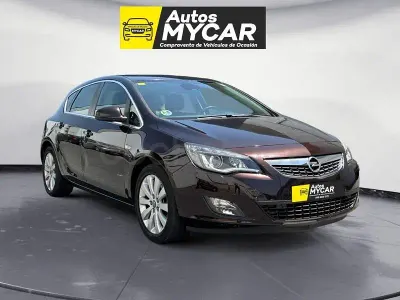 Usado Opel Astra Excellence 130 CV (95 kW) 2012 Granate Berlina
