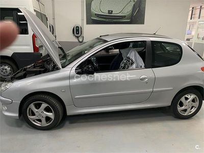 Usado Peugeot 206 75 CV (55 kW) 1999 Gris / plata Berlina