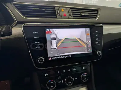 Usado Skoda Superb Ambition 150 CV (110 kW) 2023 Gris / plata Familiar