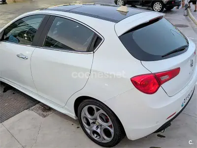 Usado Alfa Romeo Giulietta Distinctive 120 CV (88 kW) 2011 Blanco Utilitario