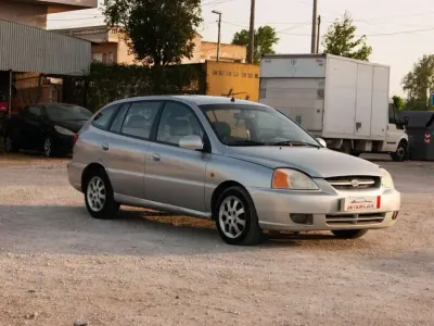Usado Kia Rio 98 CV (72 kW) 2003 Gris Utilitario