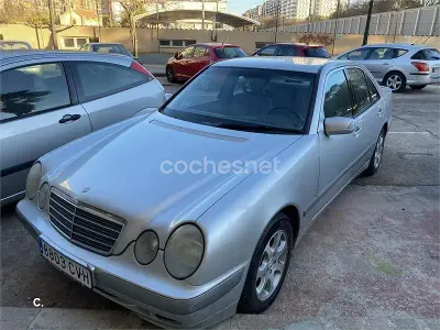 Usado Mercedes E270 Classic 170 CV (125 kW) 2000 Gris / plata Berlina