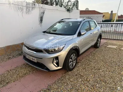Usado Kia Stonic 101 CV (74 kW) 2025 Gris / plata SUV
