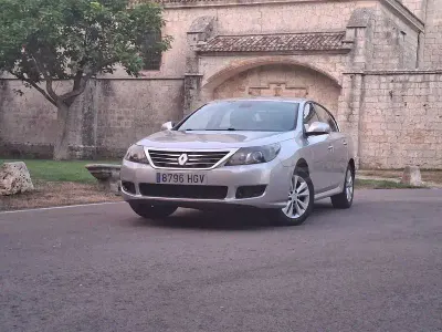 Usado Renault Latitude Expression 150 CV (110 kW) 2011 Gris / plata Berlina