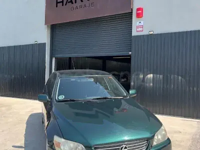Usado Lexus IS200 155 CV (114 kW) 1999 Verde Berlina