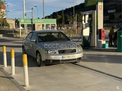 Usado Audi A4 180 CV (132 kW) 2004 Gris / plata Berlina