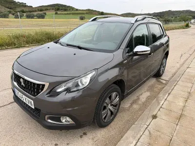 Usado Peugeot 2008 Allure 100 CV (73 kW) 2019 Gris / plata SUV
