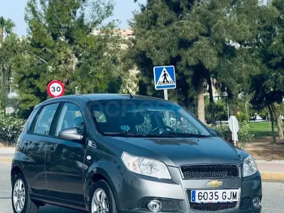 Usado Chevrolet Aveo LT 100 CV (73 kW) 2008 Gris / plata Berlina