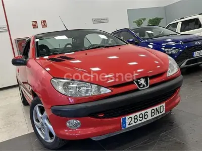 Usado Peugeot 206 CC 110 CV (80 kW) 2003 Rojo Descapotable