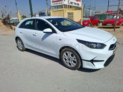 Usado Kia Ceed 136 CV (100 kW) 2022 Blanco Utilitario