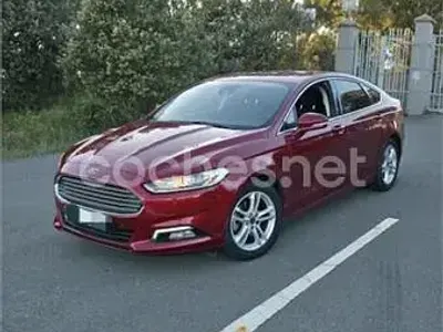 Usado Ford Mondeo Trend 160 HP (117 kW) 2017 Vermelho Sedan