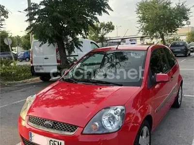 Usado Ford Fiesta Trend 80 CV (58 kW) 2008 Rojo Utilitario