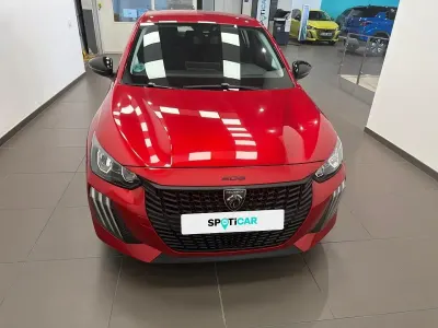 Usado Peugeot 208 Active 100 CV (73 kW) 2024 Rojo Utilitario