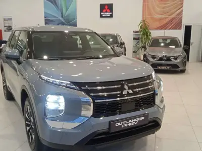 Nuevo Mitsubishi Outlander P-HEV Motion 306 CV (225 kW) 2026 Gris SUV