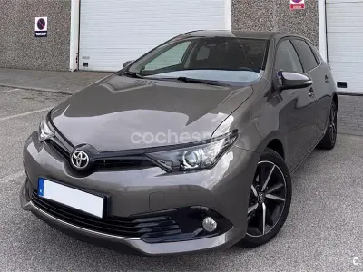 Begagnad Toyota Auris Business Edition 116 HK (85 kW) 2018 Brun Sedan