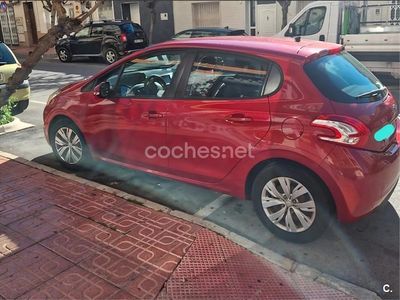 Usado Peugeot 208 Active 82 CV (60 kW) 2014 Rojo Utilitario