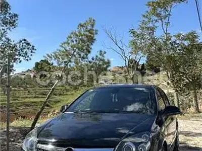Używany Opel Astra Cosmo 110 KM (80 kW) 2010 Czarny Sedan/Limuzyna