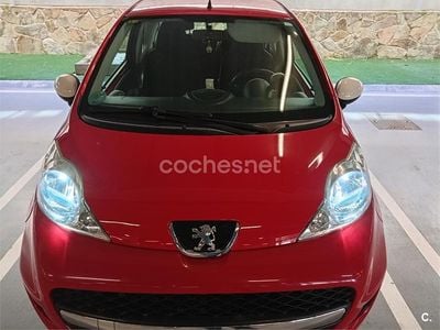 Usado Peugeot 107 68 CV (50 kW) 2011 Rojo Utilitario