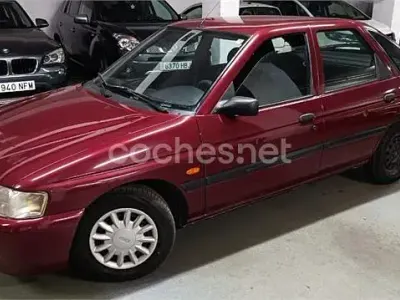 Usado Ford Escort Ghia 90 CV (66 kW) 1995 Granate Berlina