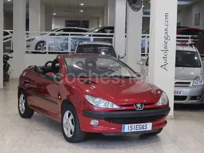 Usado Peugeot 206 110 CV (80 kW) 2001 Granate Descapotable