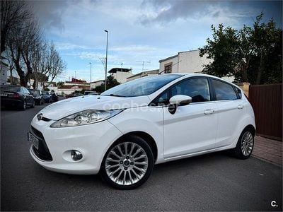 Usado Ford Fiesta Titanium 95 CV (69 kW) 2011 Blanco Utilitario