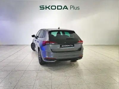 Usado Skoda Scala Selection 115 CV (84 kW) 2025 Gris Utilitario