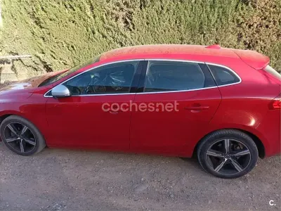 Occasion Volvo V40 R-Design Momentum 152 PK (111 kW) 2019 Rood Sedan