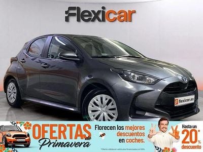 Usado Toyota Yaris Hybrid Active 116 CV (85 kW) 2023 Rojo