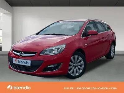 Usado Opel Astra Excellence 136 CV (100 kW) 2015 Rojo