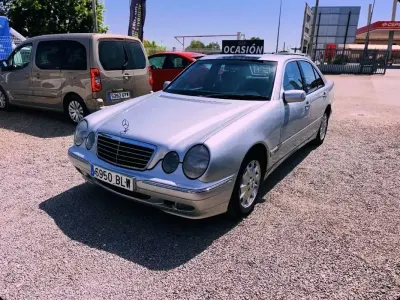 Usado Mercedes E220 150 CV (110 kW) 2002 Gris Berlina