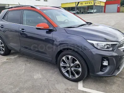 Usado Kia Stonic 110 CV (80 kW) 2018 Gris / plata SUV