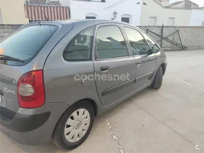 Usado Citroën Xsara Picasso Exclusive 90 CV (66 kW) 2004 Gris / plata Monovolumen