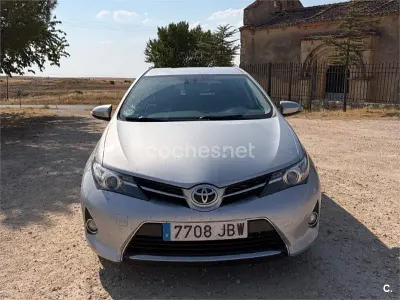 Usado Toyota Auris Advance 124 CV (91 kW) 2014 Blanco Berlina