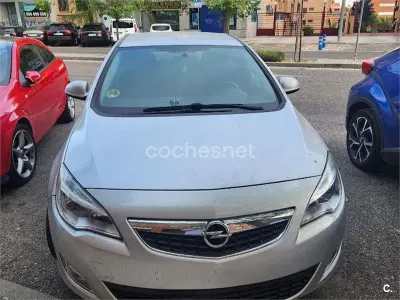 Usado Opel Astra Enjoy 110 CV (80 kW) 2012 Gris / plata Berlina