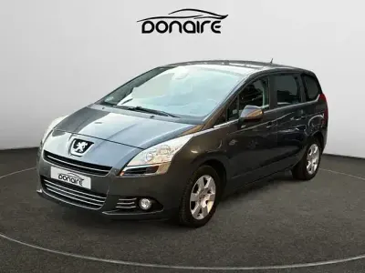Usado Peugeot 5008 Premium 112 HP (82 kW) 2010 Cinzento Monovolume