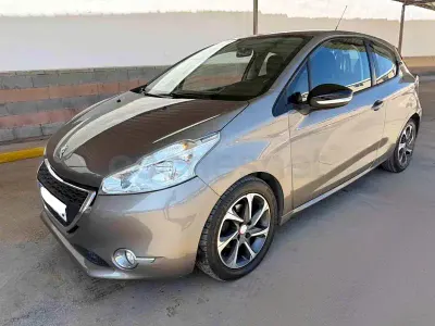 Usado Peugeot 208 Active 68 CV (50 kW) 2012 Beige Utilitario