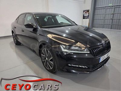 Usado Skoda Superb SportLine 150 CV (110 kW) 2022 Negro Berlina