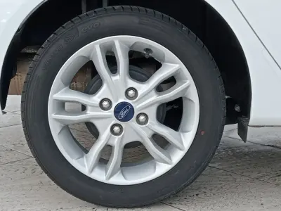 Usado Ford Fiesta Trend 95 CV (69 kW) 2017 Blanco Utilitario