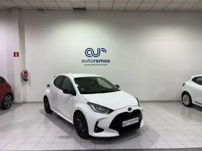 Käytetty Toyota Yaris Hybrid Style 116 HP (85 kW) 2023 Valkoinen Viistoperä