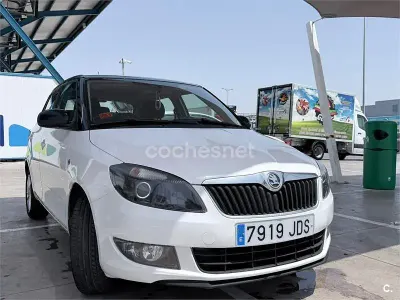 Usado Skoda Fabia Ambition 60 CV (44 kW) 2015 Blanco Berlina