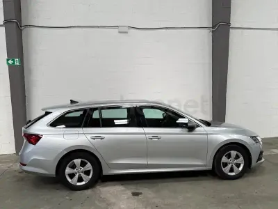 Usado Skoda Octavia Ambition 115 CV (84 kW) 2021 Gris / plata Familiar
